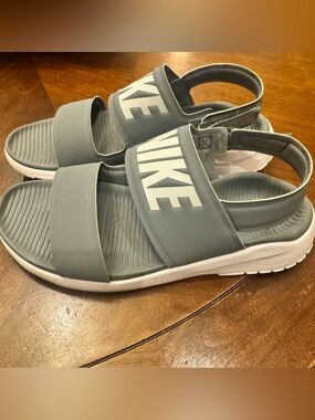 Nike Tanjun Comfort Sandals Size 9 Strap Velcro Closure Summer Resortwear Beach